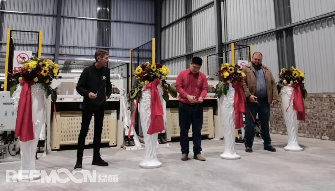 由金豹果業(yè)基地的管理團隊進行剪彩禮：【從左往右：內維爾·史密斯（Neville Smith）、蔣亦姜（Ken Jiang）、皮爾尼夫·施密特（Pierneef Smit）】.png