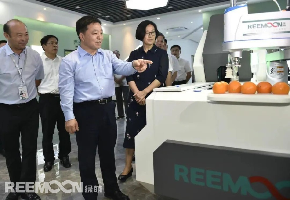 9月29日下午，江西省省長葉建春蒞臨綠萌公司調(diào)研指導工作，省委副書記、贛州市委書記吳忠瓊陪同調(diào)研。中科微至董事長、中科院微電子所智能制造中心主任李功燕，江西綠萌公司董事長朱壹向省長一行作了詳細匯報。葉建春省長深入了解綠萌公司創(chuàng)立發(fā)展歷程、核心技術研發(fā)及全球市場布局等情況。在得知綠萌果蔬分揀裝備出口近30個